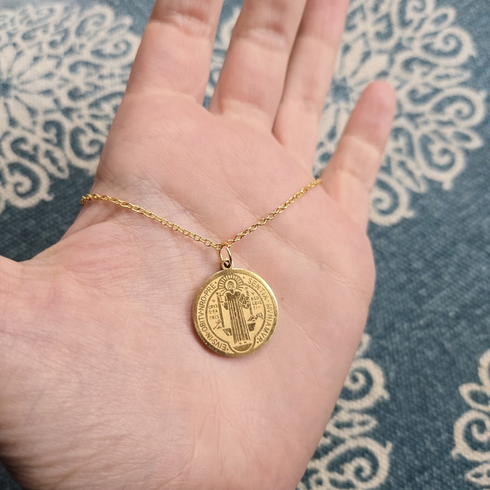 Vintage Gold Saint St Benedict of Nursia Medal Medallion Coin Necklace - Picture 2 of 8